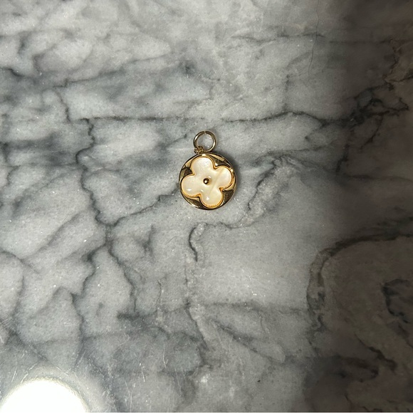 LV Fleur Gold Round Charm LOUIS VUITTON - Picture 1 of 3
